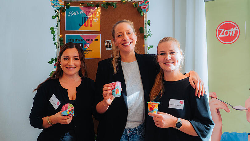 Die Traditionsmolkerei Zott stellt an ihrem Stand ihre veganen Joghurts vor. Seit 2022 hat das Unternehmen eine vegane Produktlinie. Auf dem Foto: v.l. Selina Griechbaum, Sandra Gottschalker und Dominika Langenbucher. Die Traditionsmolkerei Zott stellt an ihrem Stand ihre veganen Joghurts vor. Seit 2022 hat das Unternehmen eine vegane Produktlinie. Auf dem Foto: v.l. Selina Griechbaum, Sandra Gottschalker und Dominika Langenbucher.