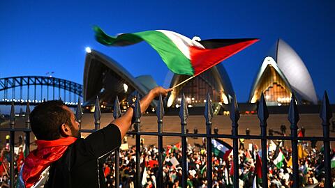 Menschen demonstrieren f&uuml;r ein freies Pal&auml;stina vor dem Opernhaus von Sydney. (Archivbild)