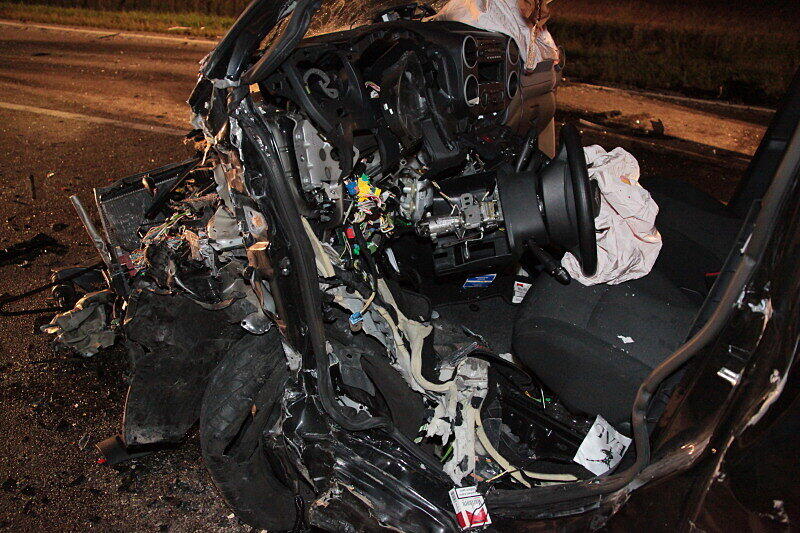 Bei dem Frontalzusammenstoß auf der B12 bei Haag in der Nacht zum Dienstag erlitten die beiden Fahrer schwere Verletzungen. Die Ursache des Unfalls ist bisher ungeklärt.