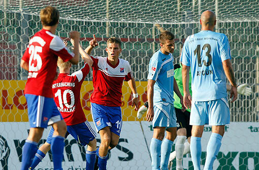 Zweimal mussten die Löwen den Hachingern beim Jubeln zusehen. Hier das 1:1 durch Florian Niederlechner.