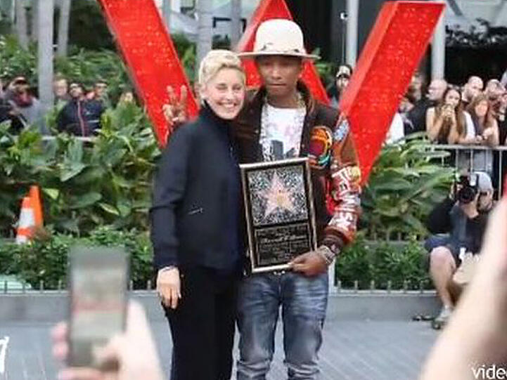 Ellen DeGeneres mit Pharrell Williams bei der Enthüllung