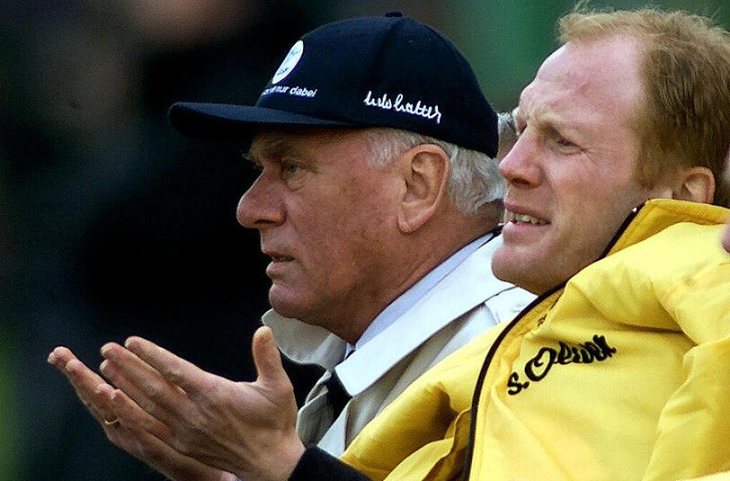 Als Assistent von Udo Lattek (l) lernte Matthias Sammer das Trainerhandwerk. Hier bei der Bundesliga-Begegnung gegen den MSV Duisburg am 15.04.2000 im Duisburger Wedaustadion.