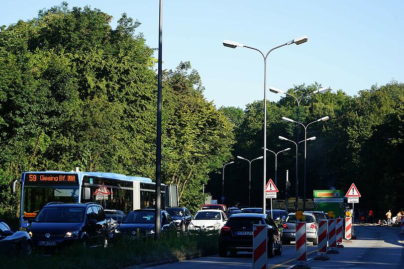 Seit Montagfrüh ist der Isarring Richtung Schwabing auf eine Spur verengt. Und schon bricht im Berufsverkehr das Stau-Chaos aus. Die Bilder vom Mega-Stau.