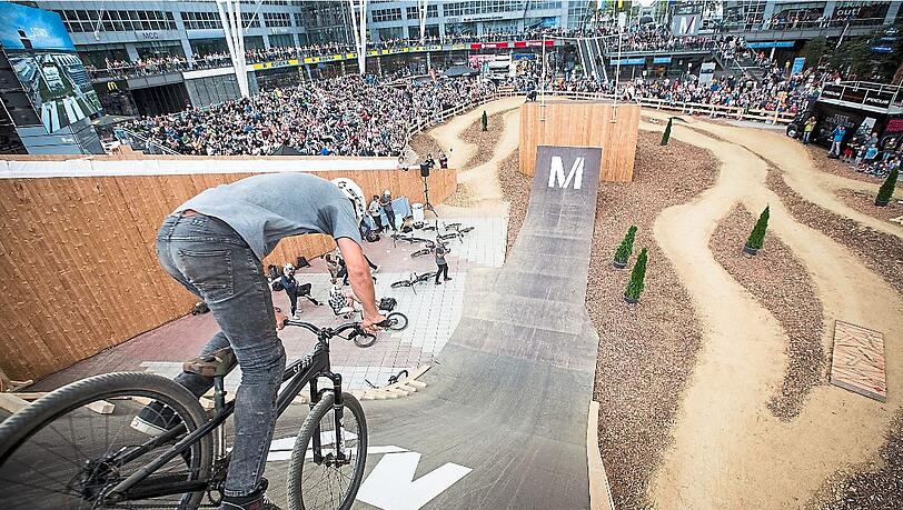Bereit zum Abflug: Bei den High Jump Contests kämpften internationale Superstars um den höchsten Sprung auf dem Bike. Bereit zum Abflug: Bei den High Jump Contests kämpften internationale Superstars um den höchsten Sprung auf dem Bike.