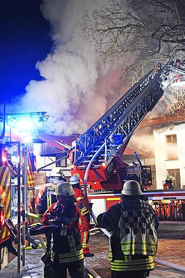 Die Feuerwehr musste bei minus elf Grad gegen die Flammen ankämpfen. Die Bilder vom Einsatz.
