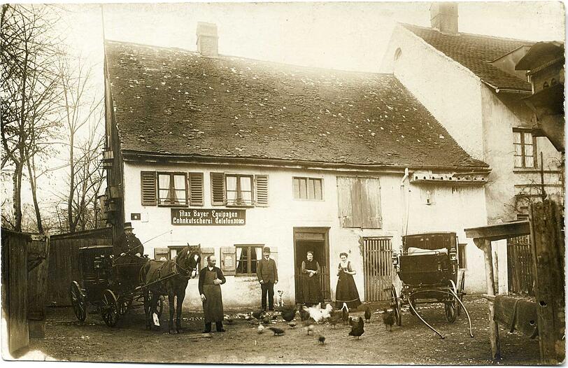 Die Lohnkutscherei Max Bayer in der Gunezrainerstraße um 1910.