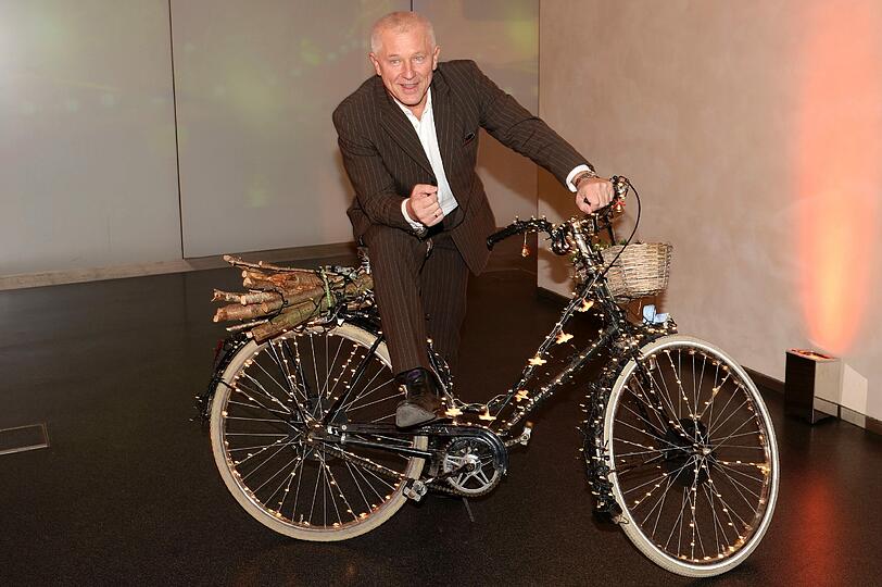 Der Münchner "Tatort"-Kommissar Miroslav Nemec ganz sportlich mit dem Fahrrad.
