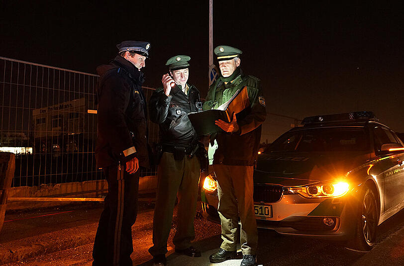 Hauptmeister Andreas Gürtler, Polizeihauptmeister Fabian Schaudern, Polizeioberrat Peter Löffelmann bei der Lagebesprechung zur Bombenentschärfung (v.l.).