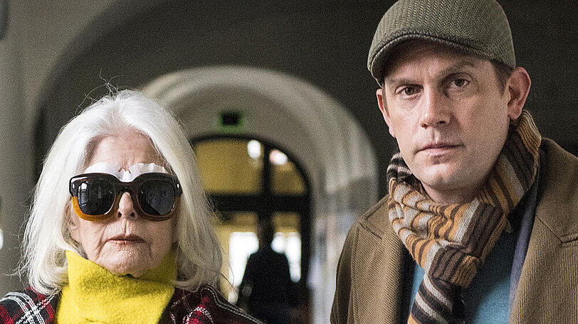 "Einmal Sohn, immer Sohn": Lilo (Christiane Hörbiger) ist nach einer Augen-OP vorübergehend auf die Hilfe ihres Sohnes Ruben (Sebastian Bezzel) angewiesen.
