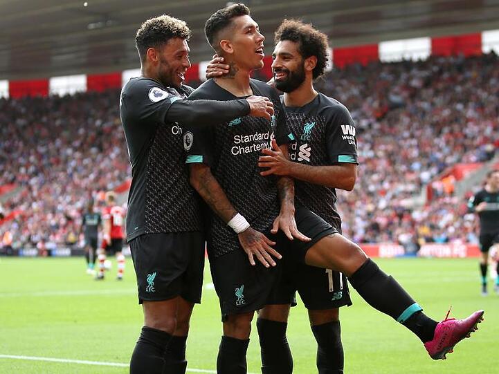 Liverpools Roberto Firmino (2.v.r) feiert sein Tor zum 2:0 mit Alex Oxlade-Chamberlain (l) und Mohamed Salah.