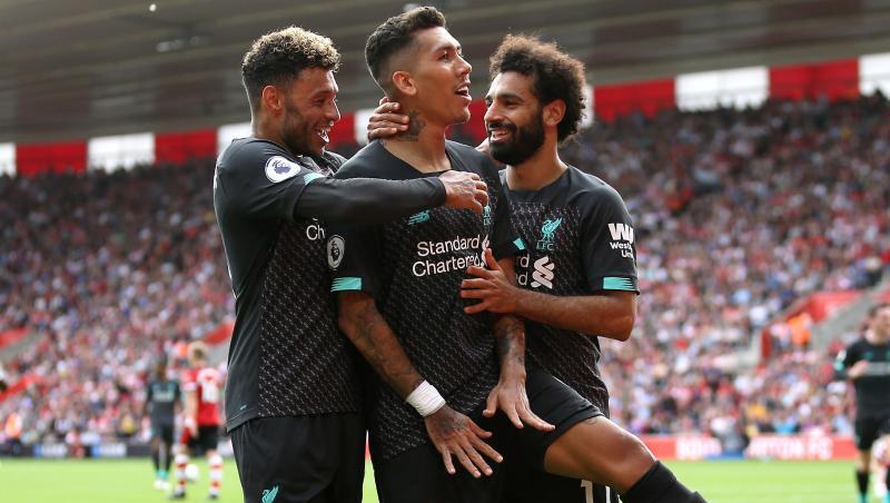 Liverpools Roberto Firmino (2.v.r) feiert sein Tor zum 2:0 mit Alex Oxlade-Chamberlain (l) und Mohamed Salah. Liverpools Roberto Firmino (2.v.r) feiert sein Tor zum 2:0 mit Alex Oxlade-Chamberlain (l) und Mohamed Salah.