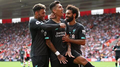 Liverpools Roberto Firmino (2.v.r) feiert sein Tor zum 2:0 mit Alex Oxlade-Chamberlain (l) und Mohamed Salah.