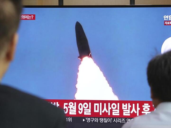 Am Hauptbahnhof von Seoul informiert eine Nachrichtensendung südkoreanische Pendler über den Waffentest.