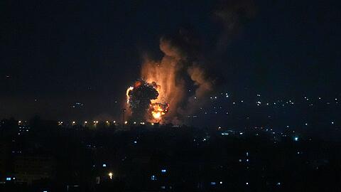 Rauch und Feuer steigen nach einer Explosion auf, die durch einen israelischen Luftangriff auf Gaza-Stadt verursacht wurde.