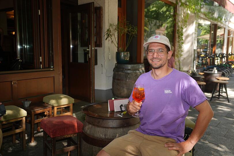 Mitarbeiter Marius mit Aperol Spritz vor dem Lollo Rosso. Mitarbeiter Marius mit Aperol Spritz vor dem Lollo Rosso.