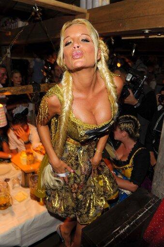 Wiesn-Party oder "Big Brother"-Dusche? Gina-Lisa zeigt gerne viel Haut und flirtet mit Vorliebe die Kameras an.
