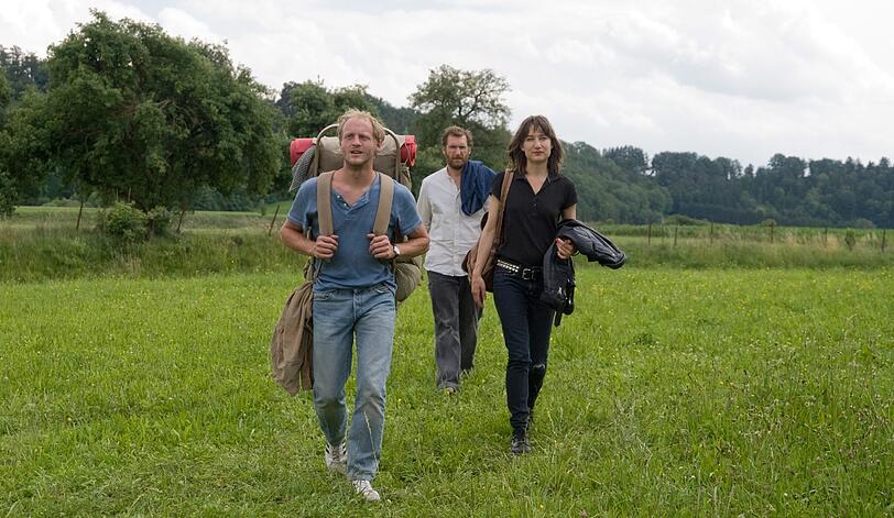 Lukas (Florian Brückner) und Luisa (Marie Leuenberger) sind mit Pater Ben (Siegfried Terpoorten) im Schlepptau auf dem Weg zum Bahnhof nach Australien.