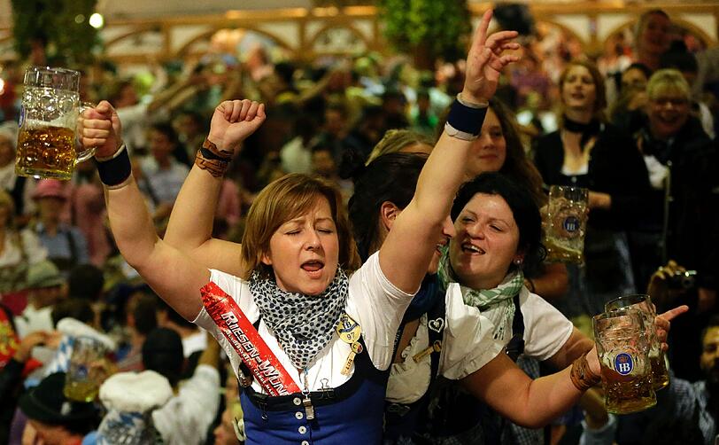 Die emotionalsten Bilder vom Wiesn-Kehraus: Bedienungen feiern am 07.10.2012 in München den traditionellen Kehraus im Höfbräu-Festzelt und beschließen damit ihre arbeitsreiche Zeit auf dem Oktoberfest. Nach 14-tägiger Dauer ging am Sonntag das 179. Oktoberfest zu Ende.