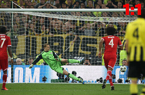 Ilkay Gündogan verlädt Manuel Neuer beim Elfmeter in der 68. Minute. Der Ausgleich weckte kurz Dortmunder Hoffnungen.
