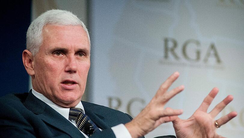 Vize-Präsident Mike Pence unterzeichnete als Gouverneur von Indiana ein Gesetz, mit dem Ladenbesitzer mit Verweis auf ihren Glauben Dienstleistungen an Homosexuelle verweigern können. Vize-Präsident Mike Pence unterzeichnete als Gouverneur von Indiana ein Gesetz, mit dem Ladenbesitzer mit Verweis auf ihren Glauben Dienstleistungen an Homosexuelle verweigern können.