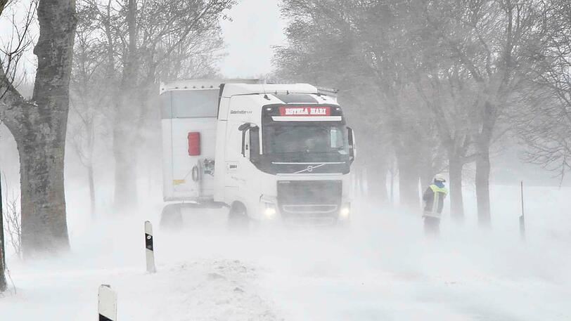 10.30 Uhr bei Holzkirchen (Lkr. Miesbach): Auf der B318 kam es zwischen einem Lieferwagen und einem Pkw zu einem Frontalzusammenstoß. Zudem blieb ein Sattelzug wegen der Schneeverwehungen hängen. Die Bundesstraße musste komplett gesperrt werden.