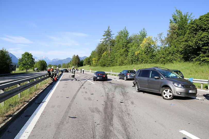 Der Autobahnabschnitt ist mit Schrott-Teilen übersät - die Bilder von der Unfallstelle auf der A95 Richtung Garmisch.