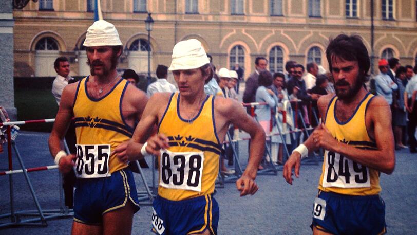 Schwedische Geher, die gerade am Schloss Nymphenburg vorbeihetzen. Die olympische Geher-Runde führte quer durch die Stadt.