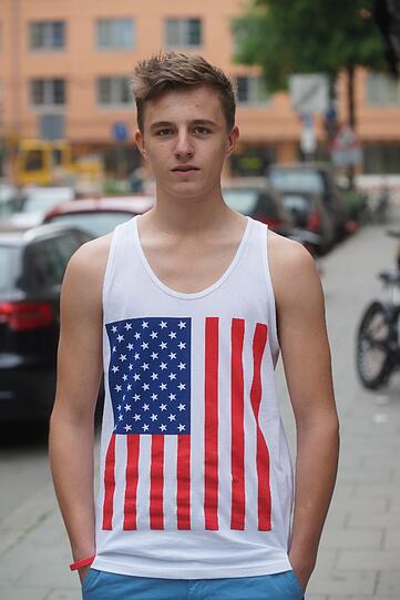 Sebastian im USA-Shirt.