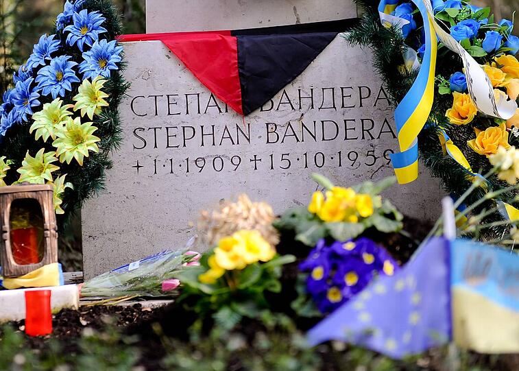 Zeichen der Verehrung: Blumen und Fahnen am Bandera-Grab auf dem Münchner Waldfriedhof.