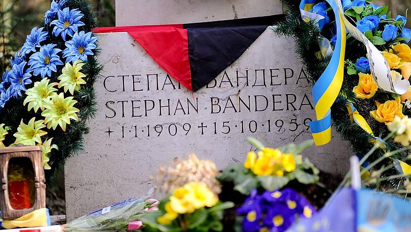 Zeichen der Verehrung: Blumen und Fahnen am Bandera-Grab auf dem Münchner Waldfriedhof. Zeichen der Verehrung: Blumen und Fahnen am Bandera-Grab auf dem Münchner Waldfriedhof.