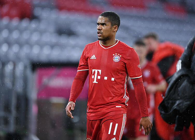 Douglas Costa (Juli 2015 - Juli 2017 und seit Oktober 2021): Im Juli 2015 verpflichtete der FC Bayern Douglas Costa für 30 Millionen Euro von Schachtar Donezk. In seiner ersten Hinrunde konnte der Flügelflitzer Fans und Teamverantwortliche noch begeistern, so richtig durchsetzen konnte sich der Mittelfeldspieler jedoch nie wirklich. Nach zwei Jahren und drei Titeln zog es ihn 2017 zu Juventus Turin, Uli Hoeneß bezeichnete Costa als "Söldner", der nie zu Bayern gepasst hätte. Im Oktober 2021 dann die überraschende Rückkehr: Costa wird für ein Jahr erneut ausgeliehen, doch über die Reservisten-Rolle kam er nie hinaus. Zu den elf Bundesliga-Einsätzen wird aufgrund eines Haarrisses im Mittelfuß wohl kein weiteres Spiel hinzukommen. Immerhin wurde er im Februar mit Bayern Klub-Weltmeister, auch über seine wohl dritte deutsche Meisterschaft darf er sich freuen.