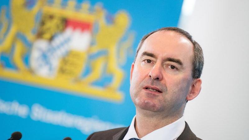 Hubert Aiwanger, Wirtschaftsminister von Bayern, spricht auf einer Pressekonferenz. Foto: Matthias Balk/dpa Hubert Aiwanger, Wirtschaftsminister von Bayern, spricht auf einer Pressekonferenz. Foto: Matthias Balk/dpa