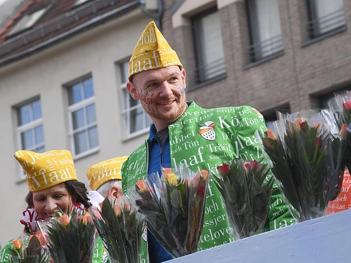 Astronaut Alexander Gerst (m.) beim Karneval in Köln.