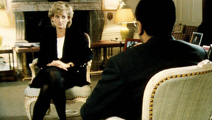 Diana 1995 im Interview mit Martin Bashir. Diana 1995 im Interview mit Martin Bashir.