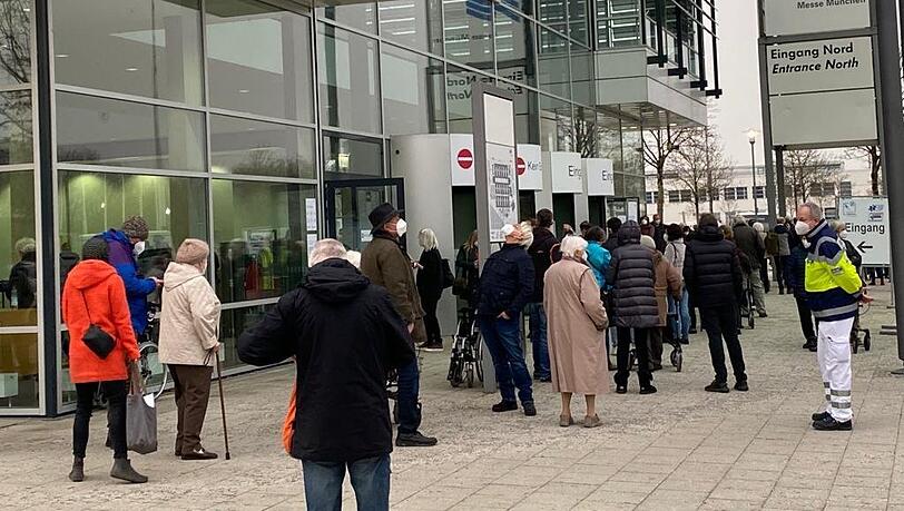 Abstand halten? Geht schlecht am Montag an der Messe. Abstand halten? Geht schlecht am Montag an der Messe.