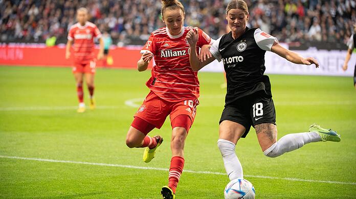 Bayerns Lina Magull (links) in Aktion gegen Verena Hanshaw von Eintracht Frankfurt.