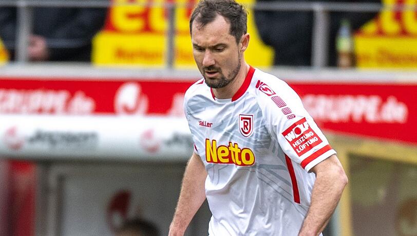 Regensburgs Sebastian Nachreiner am Ball.