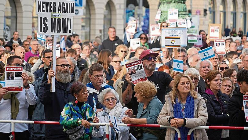 Demo in München: Große Israelflaggen waren genauso zu sehen wie kleine Fähnchen, Schilder und Plakate von vermissten Menschen.