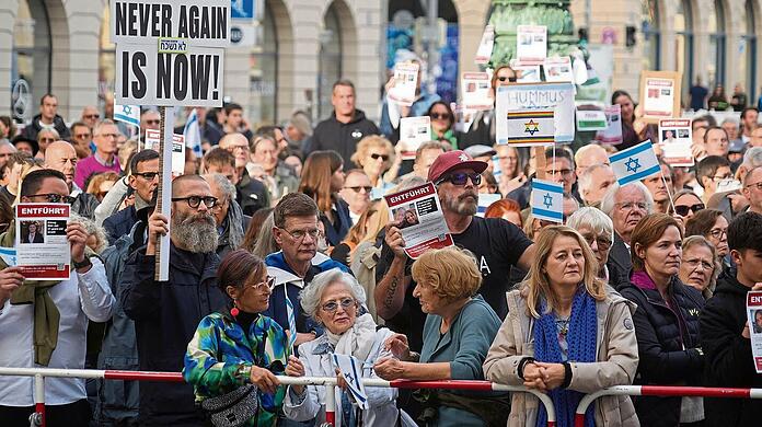 Demo in München: Große Israelflaggen waren genauso zu sehen wie kleine Fähnchen, Schilder und Plakate von vermissten Menschen.
