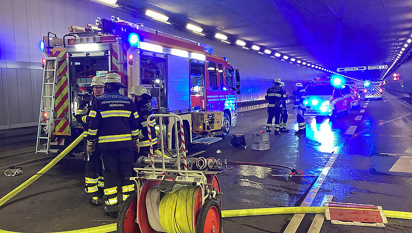 Nach einem Brand in der Nacht zum 18. April bleibt der Luise-Kiesselbach-Tunnel vorerst gesperrt. Nach einem Brand in der Nacht zum 18. April bleibt der Luise-Kiesselbach-Tunnel vorerst gesperrt.