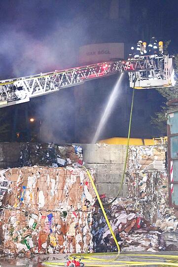 Auf der Ostseite des Geländes griffen die Flammen auf ein Altpapierlager eines Nachbarbetriebs über.