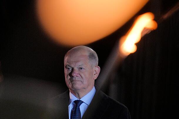 1245 Tage war Olaf Scholz Bundeskanzler, wenn er am Dienstag die Amtsgeschäfte an seinen Nachfolger Friedrich Merz übergibt. Es könnte noch ein weiterer werden. 1245 Tage war Olaf Scholz Bundeskanzler, wenn er am Dienstag die Amtsgeschäfte an seinen Nachfolger Friedrich Merz übergibt. Es könnte noch ein weiterer werden.