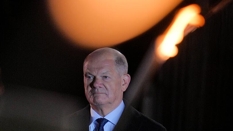1245 Tage war Olaf Scholz Bundeskanzler, wenn er am Dienstag die Amtsgeschäfte an seinen Nachfolger Friedrich Merz übergibt. Es könnte noch ein weiterer werden. 1245 Tage war Olaf Scholz Bundeskanzler, wenn er am Dienstag die Amtsgeschäfte an seinen Nachfolger Friedrich Merz übergibt. Es könnte noch ein weiterer werden.