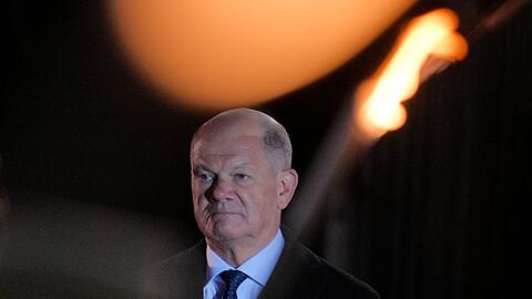 1245 Tage war Olaf Scholz Bundeskanzler, wenn er am Dienstag die Amtsgeschäfte an seinen Nachfolger Friedrich Merz übergibt. Es könnte noch ein weiterer werden.