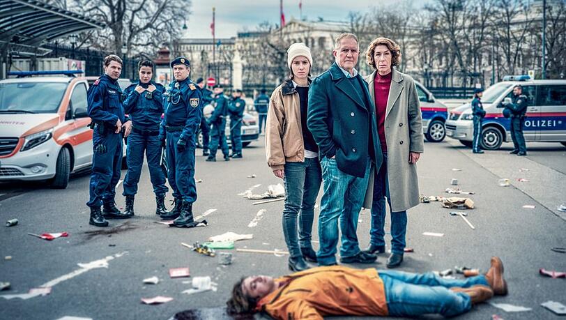 Im "Tatort: Wir sind nicht zu fassen!" ermittelten Bibi Fellner (Adele Neuhauser, r.) und Moritz Eisner (Harald Krassnitzer) nach dem Tod eines Studenten.