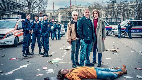 Im "Tatort: Wir sind nicht zu fassen!" ermittelten Bibi Fellner (Adele Neuhauser, r.) und Moritz Eisner (Harald Krassnitzer) nach dem Tod eines Studenten.