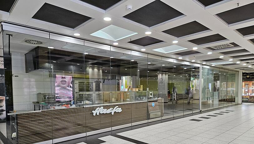 Sowohl der D&ouml;ner- als auch der Asia-Imbiss daneben sind geschlossen.