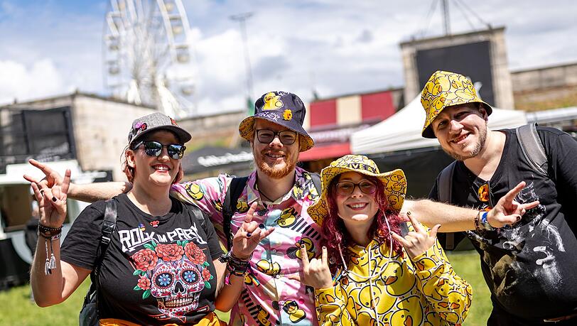 Der erste Festivaltag startete mit Regen. Danach war das Wetter wechselhaft, die Laune der Fans aber gut.