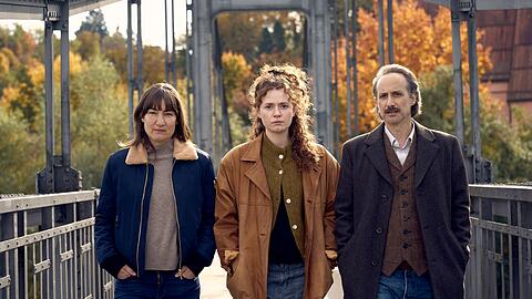 Der elfte "Krimi aus Passau" wird f&uuml;r Frederike Bader (Marie Leuenberger, links) und ihre Tochter Mia Bader (Nadja Sabersky) besonders pers&ouml;nlich. Ferdinand Zankl (Michael Ostrowski) hilft, so gut er kann.