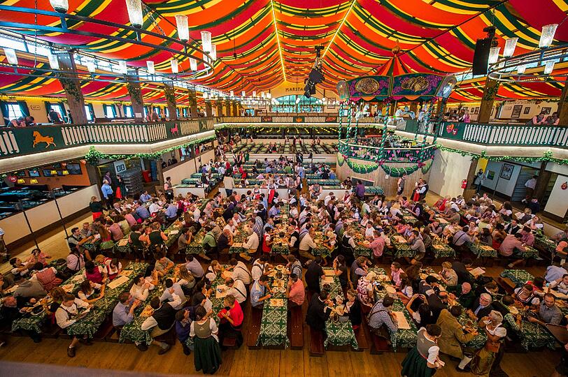 Das neue Marstall-Festzelt war schon früh gut gefüllt.